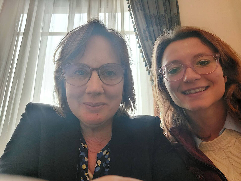 two faces smiling into the camera, Julia Hüttner on the left, Julia Pittenauer on the left