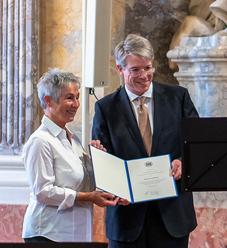 Barbara Seidlhofer being awarded the Wilhelm Hartl-Prize of the Austrian Academy of Sciences